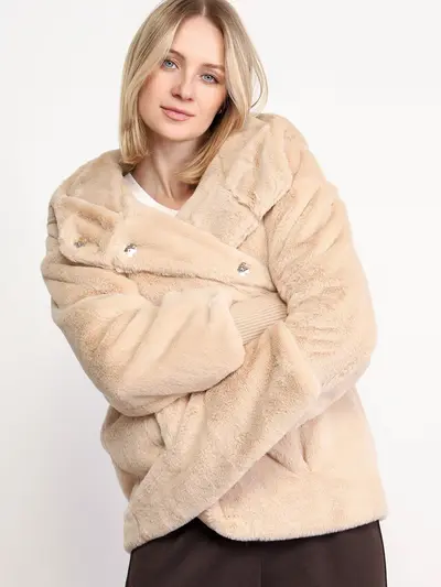 Полушубок меховой бежевого цвета с капюшоном